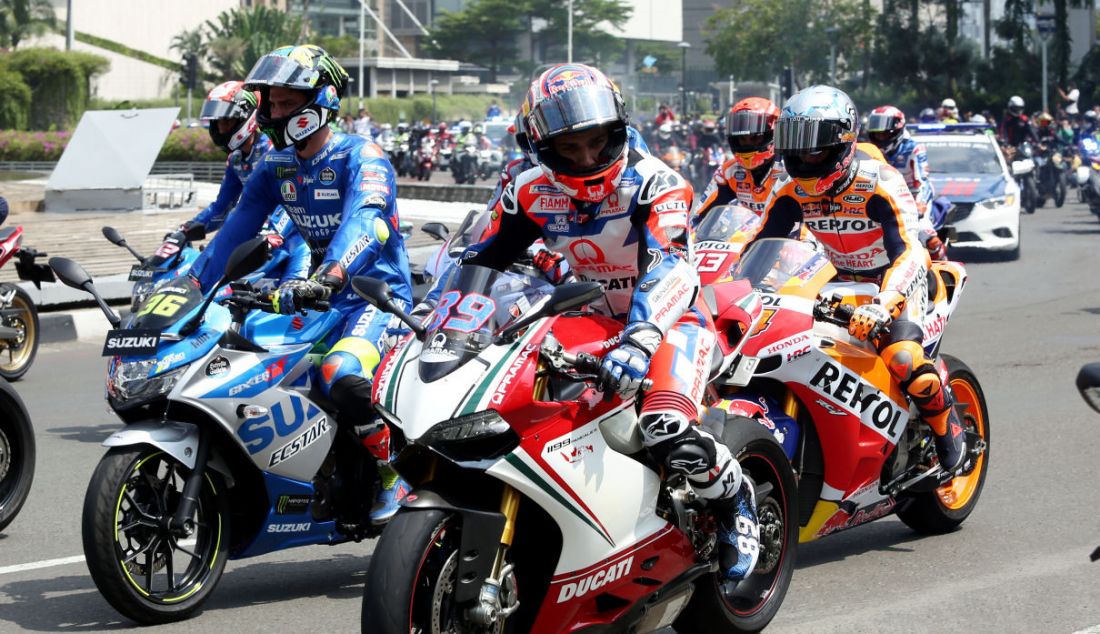 Sejumlah pembalap MotoGP menyapa warga saat mengikuti parade di Jalan M.H.Thamrin, Jakarta, Rabu (16/3). Parade digelar untuk memeriahkan seri kedua MotoGP di Indonesia yang akan diselenggarakan di Sirkuit Mandalika pada 18-20 Maret 2022. - JPNN.com