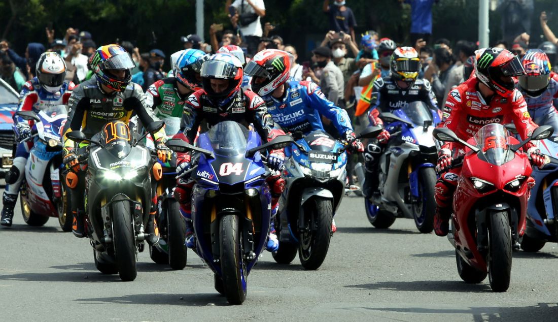 Sejumlah pembalap MotoGP menyapa warga saat mengikuti parade di kawasan Jalan M.H.Thamrin, Jakarta, Rabu (16/3). - JPNN.com