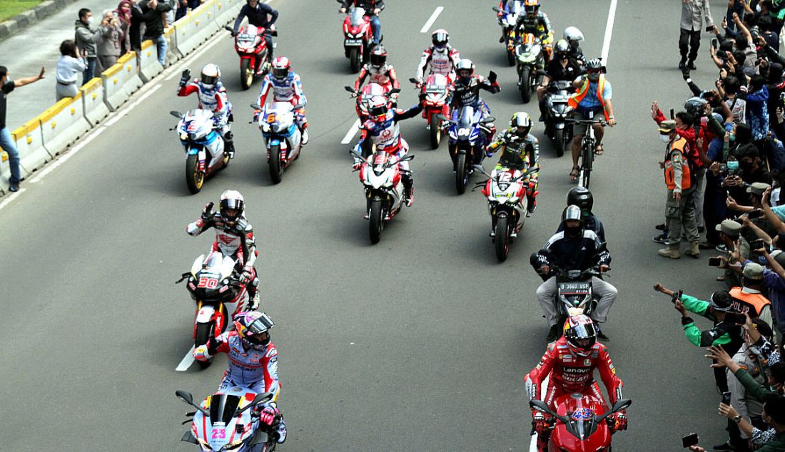 Sejumlah pembalap MotoGP menyapa warga saat mengikuti parade di kawasan Jalan M.H.Thamrin, Jakarta, Rabu (16/3). Parade digelar untuk memeriahkan seri kedua MotoGP yang akan diselenggarakan di Sirkuit Mandalika pada 18-20 Maret 2022. - JPNN.com