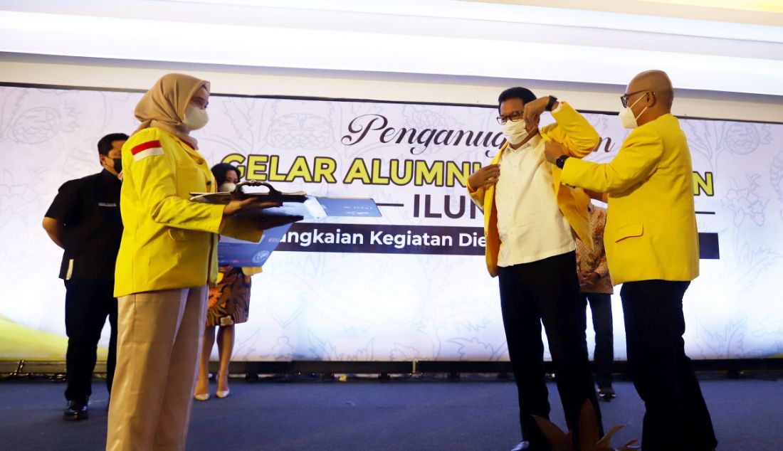 Guru Besar FKM UI Wiku Bakti Bawono Adisasmito saat menerima gelar kehormatan ILUNI UI, Jakarta, Kamis (17/3). ILUNI UI memberikan gelar Anggota Kehormatan ILUNI UI kepada empat orang tokoh nasional yakni Menteri BUMN Erick Thohir, Ketua Majelis Wali Amanat (MWA) UI Saleh Husin, Guru Besar FKM UI Wiku Bakti Bawono Adisasmito, dan Komisaris Utama Bluebird Noni Sri Ayati Purnomo. - JPNN.com