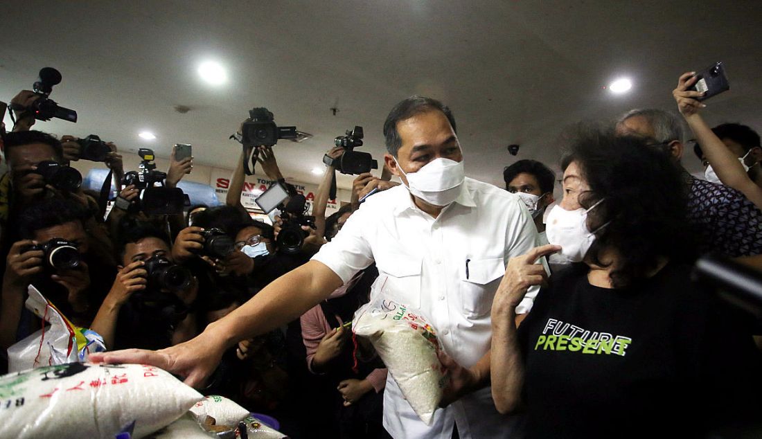 Menteri Perdagangan Muhammad Lutfi saat melakukan sidak di Pasar Senen, Kamis (17/3). Kegiatan bertujuan untuk memantau ketersediaan bahan pokok dan minyak goreng. - JPNN.com