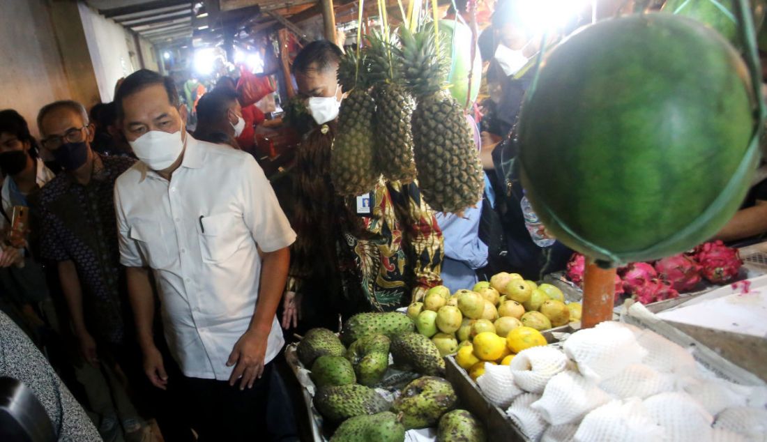 Menteri Perdagangan Muhammad Lutfi saat melakukan sidak di Pasar Senen, Kamis (17/3). Kegiatan bertujuan untuk memantau ketersediaan bahan pokok dan minyak goreng. - JPNN.com