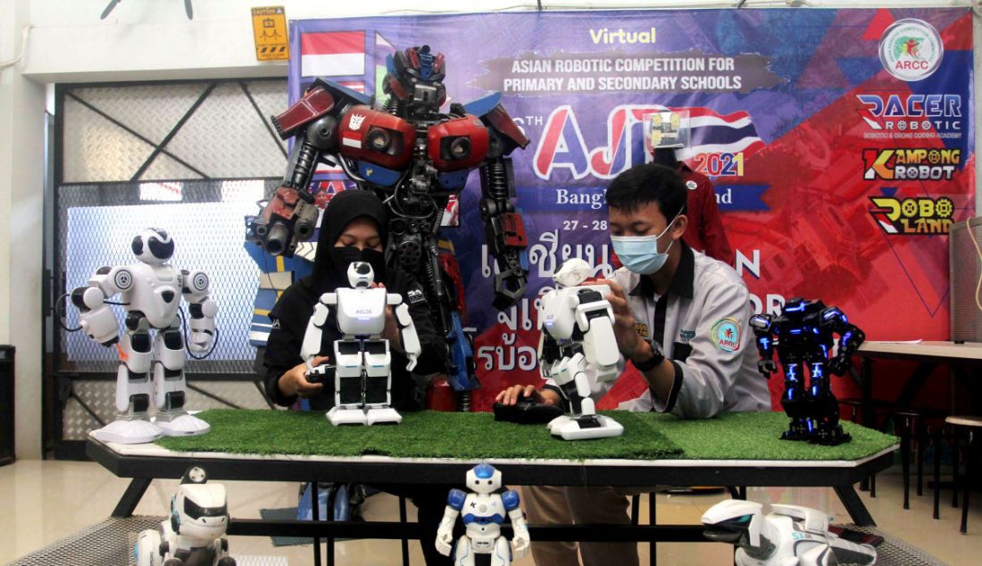 Mahasiswa magang merakit robot di Kampong Robot yang terletak di kawasan Sarua, Ciputat, Tangerang Selatan, Banten, Jumat (18/3). Kampong Robot di bawah naungan International Youth Robotic Associaton (IYRA) Indonesia yang berdiri sejak 2020 dengan program field trip untuk umum di Sarua Ciputat ini mengkhususkan pada edukasi robot dari tingkat TK hingga perguruan tinggi. - JPNN.com