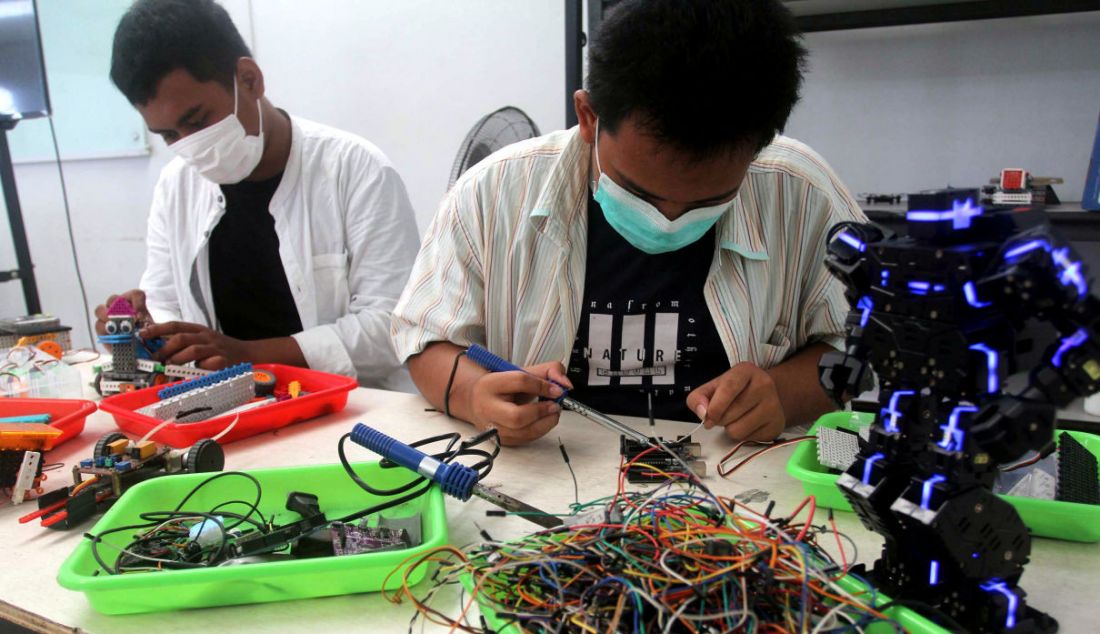 Mahasiswa magang merakit robot di Kampong Robot yang terletak di kawasan Sarua, Ciputat, Tangerang Selatan, Banten, Jumat (18/3). Kampong Robot di bawah naungan International Youth Robotic Associaton (IYRA) Indonesia yang berdiri sejak 2020 dengan program field trip untuk umum di Sarua Ciputat ini mengkhususkan pada edukasi robot dari tingkat TK hingga perguruan tinggi. - JPNN.com