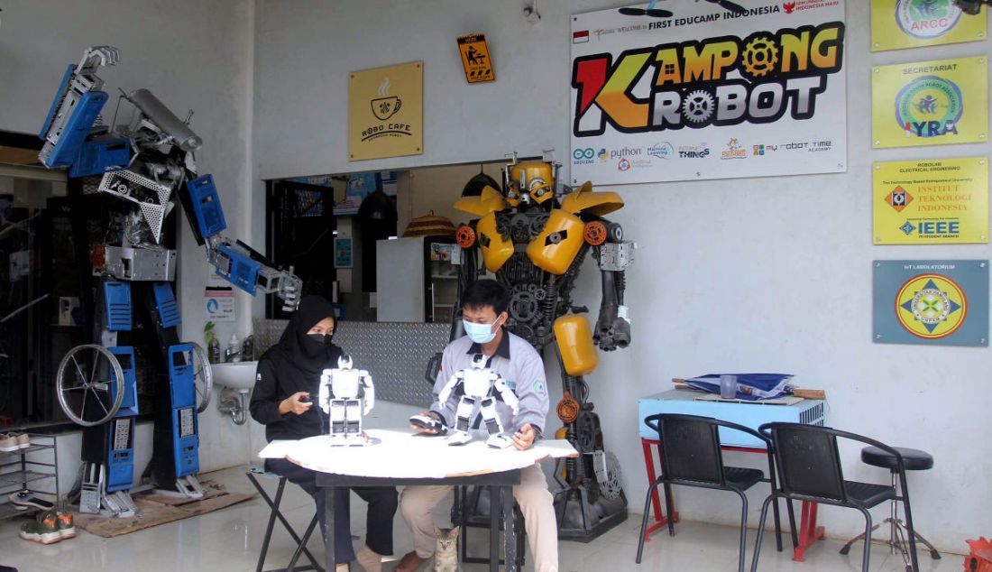 Mahasiswa magang merakit robot di Kampong Robot yang terletak di kawasan Sarua, Ciputat, Tangerang Selatan, Banten, Jumat (18/3). Kampong Robot di bawah naungan International Youth Robotic Associaton (IYRA) Indonesia yang berdiri sejak 2020 dengan program field trip untuk umum di Sarua Ciputat ini mengkhususkan pada edukasi robot dari tingkat TK hingga perguruan tinggi. - JPNN.com