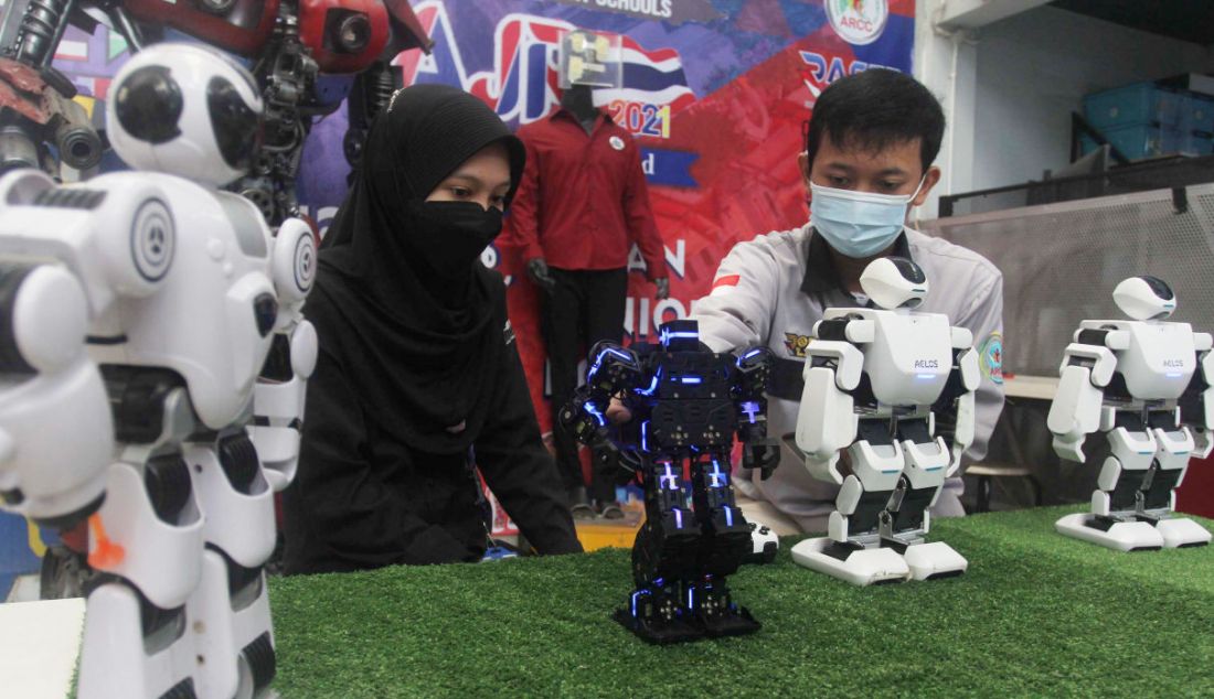 Mahasiswa magang merakit robot di Kampong Robot yang terletak di kawasan Sarua, Ciputat, Tangerang Selatan, Banten, Jumat (18/3). Kampong Robot di bawah naungan International Youth Robotic Associaton (IYRA) Indonesia yang berdiri sejak 2020 dengan program field trip untuk umum di Sarua Ciputat ini mengkhususkan pada edukasi robot dari tingkat TK hingga perguruan tinggi. - JPNN.com