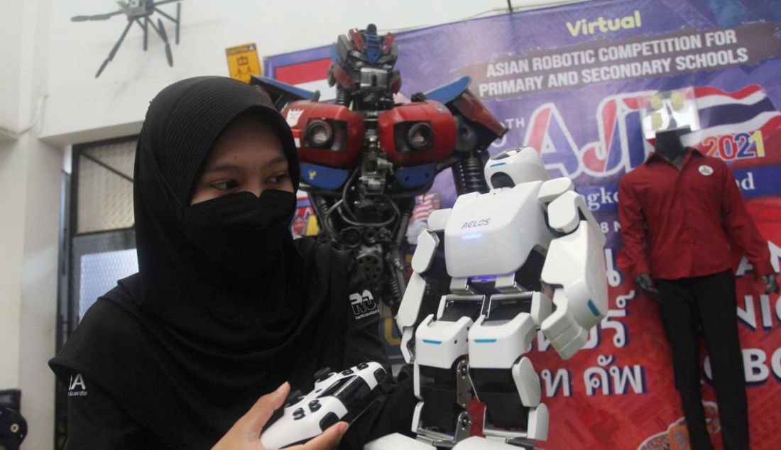 Mahasiswa magang merakit robot di Kampong Robot yang terletak di kawasan Sarua, Ciputat, Tangerang Selatan, Banten, Jumat (18/3). Kampong Robot di bawah naungan International Youth Robotic Associaton (IYRA) Indonesia yang berdiri sejak 2020 dengan program field trip untuk umum di Sarua Ciputat ini mengkhususkan pada edukasi robot dari tingkat TK hingga perguruan tinggi. - JPNN.com