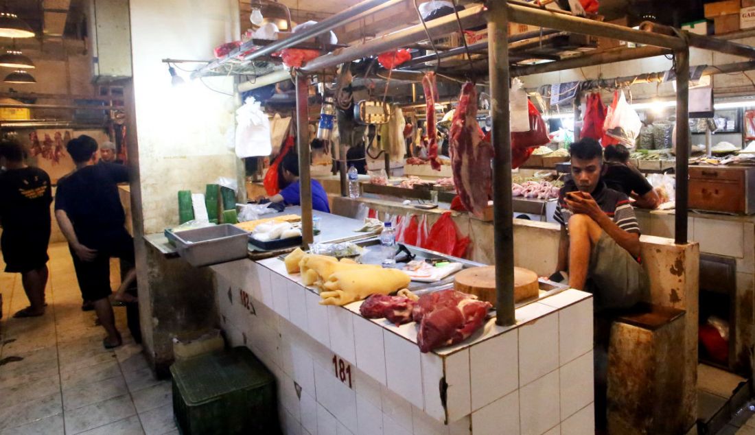 Suasana pedagang daging di Pasar Senen, Jakarta, Jumat (18/3). Harga daging sapi yang masih melambung tinggi pada kisaran Rp130.000-Rp145.000 per kilogram menyebabkan penjualan menurun hingga 50 persen. - JPNN.com