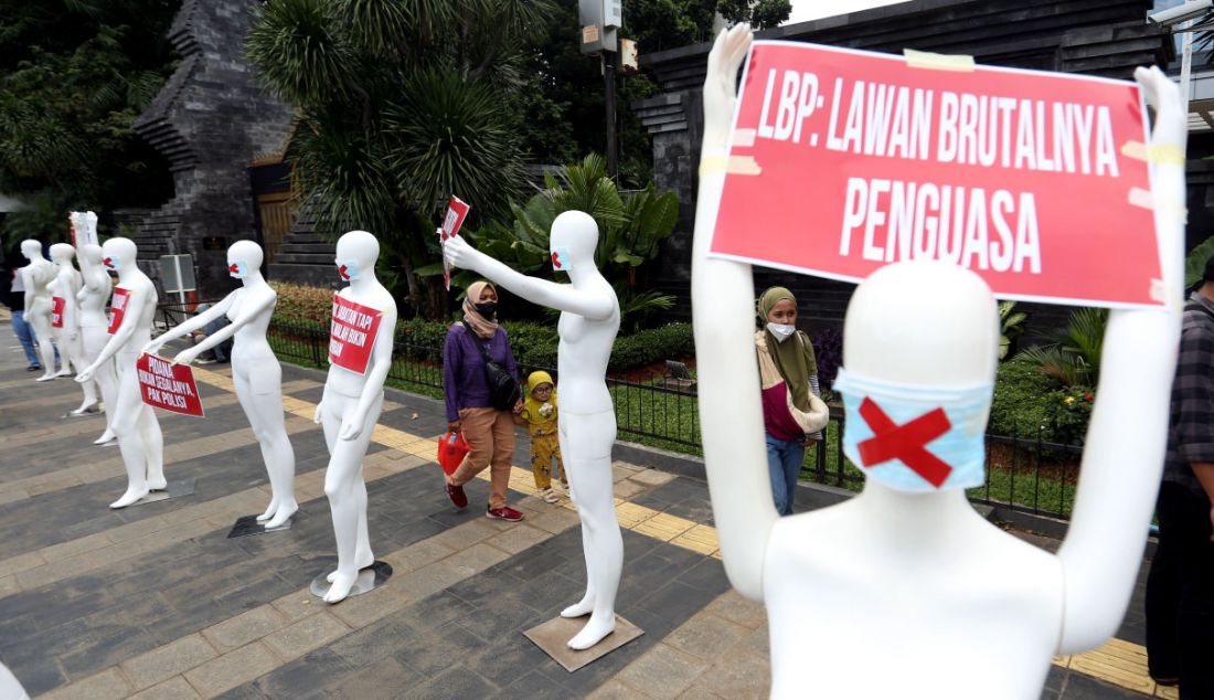 Aksi demonstrasi maneken Kontras di depan Polda Metro Jaya, Jakarta, Senin (21/3). - JPNN.com