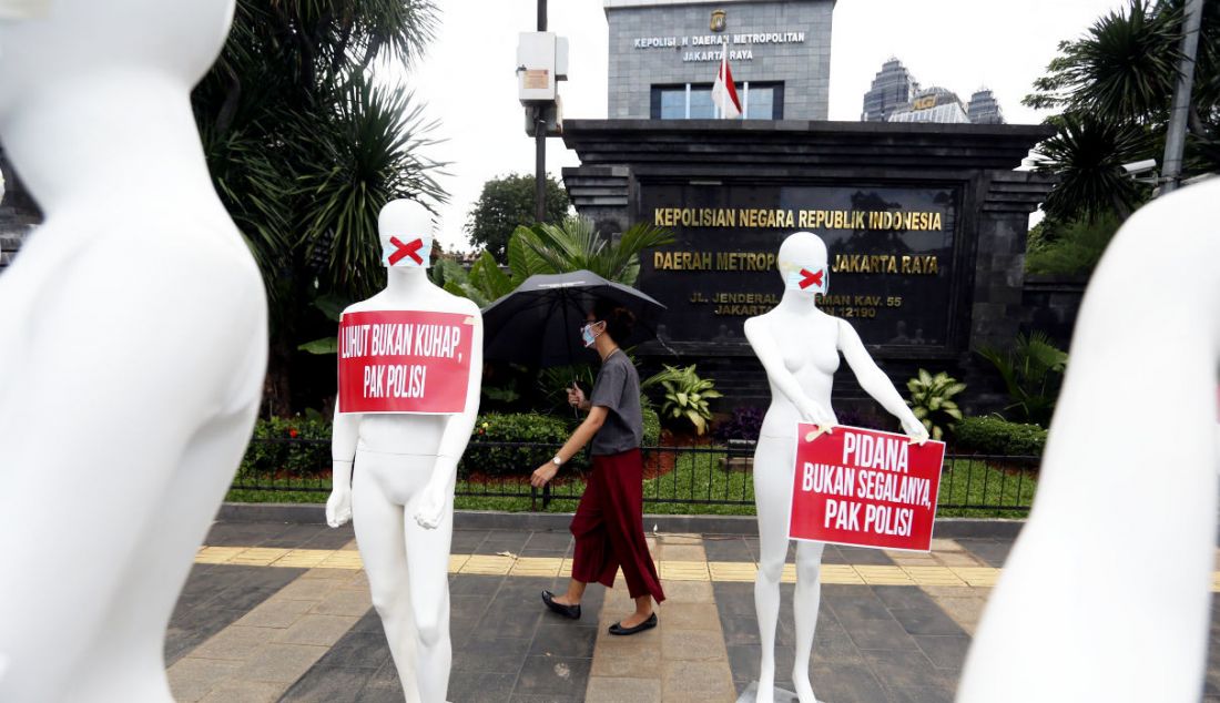 Aksi demonstrasi maneken Kontras di depan Polda Metro Jaya, Jakarta, Senin (21/3). - JPNN.com