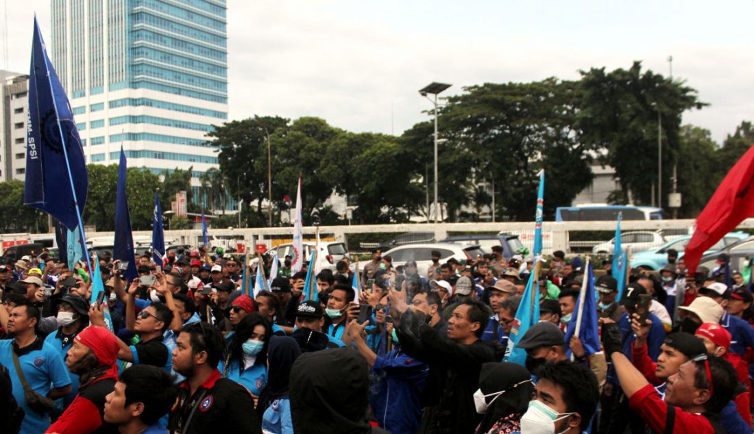 Ribuan buruh yang tergabung dalam Konfederasi Serikat Pekerja Seluruh Indonesia (KSPSI) berunjuk rasa di depan Gedung DPR RI, Jakarta, Rabu (23/3). - JPNN.com