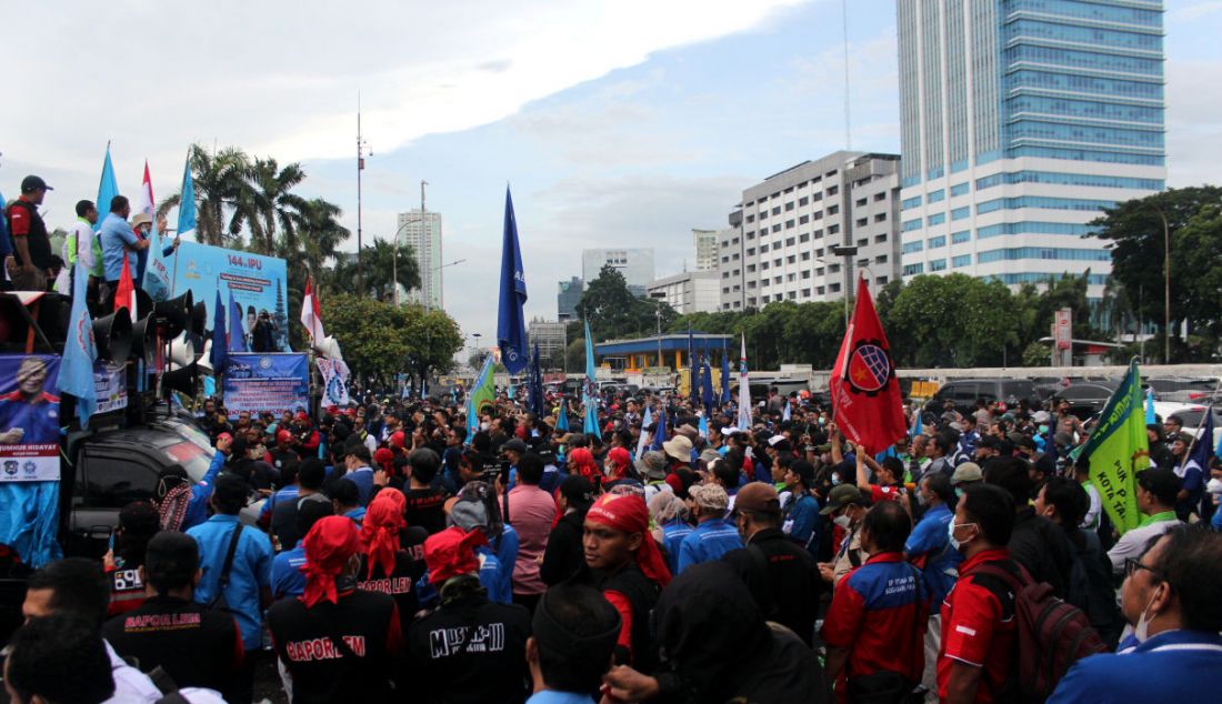 Ribuan buruh yang tergabung dalam Konfederasi Serikat Pekerja Seluruh Indonesia (KSPSI) berunjuk rasa di depan Gedung DPR RI, Jakarta, Rabu (23/3). Mereka menuntut UU Nomor 11 Tahun 2020 tentang Cipta Kerja dibatalkan dan menolak revisi UU Nomor 12 Tahun 2011 tentang Pembentukan Peraturan Perundang-undangan. - JPNN.com