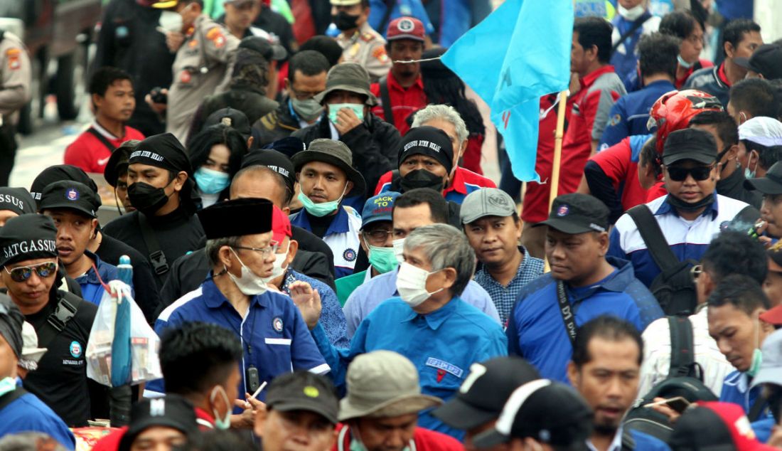 Ribuan buruh yang tergabung dalam Konfederasi Serikat Pekerja Seluruh Indonesia (KSPSI) berunjuk rasa di depan Gedung DPR RI, Jakarta, Rabu (23/3). Mereka menuntut UU Nomor 11 Tahun 2020 tentang Cipta Kerja dibatalkan dan menolak revisi UU Nomor 12 Tahun 2011 tentang Pembentukan Peraturan Perundang-undangan. - JPNN.com