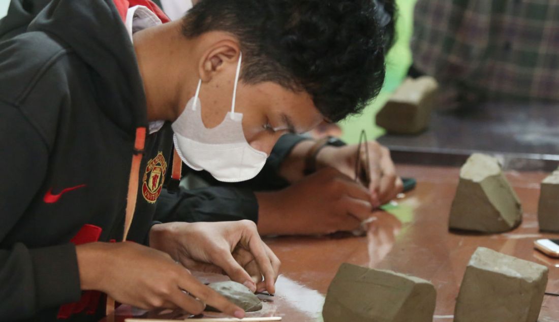 Pelajar menunjukkan suling tanah yang dibuatnya pada workshop Kongres Para Tanah di Museum Tanah Pertanian, Bogor, Jawa Barat, Rabu (23/3). - JPNN.com