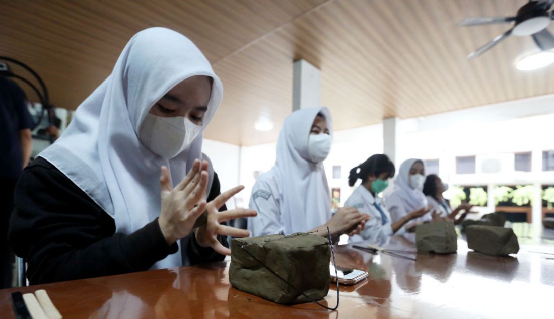 Pelajar menunjukkan suling tanah yang dibuatnya pada workshop Kongres Para Tanah di Museum Tanah Pertanian, Bogor, Jawa Barat, Rabu (23/3). - JPNN.com