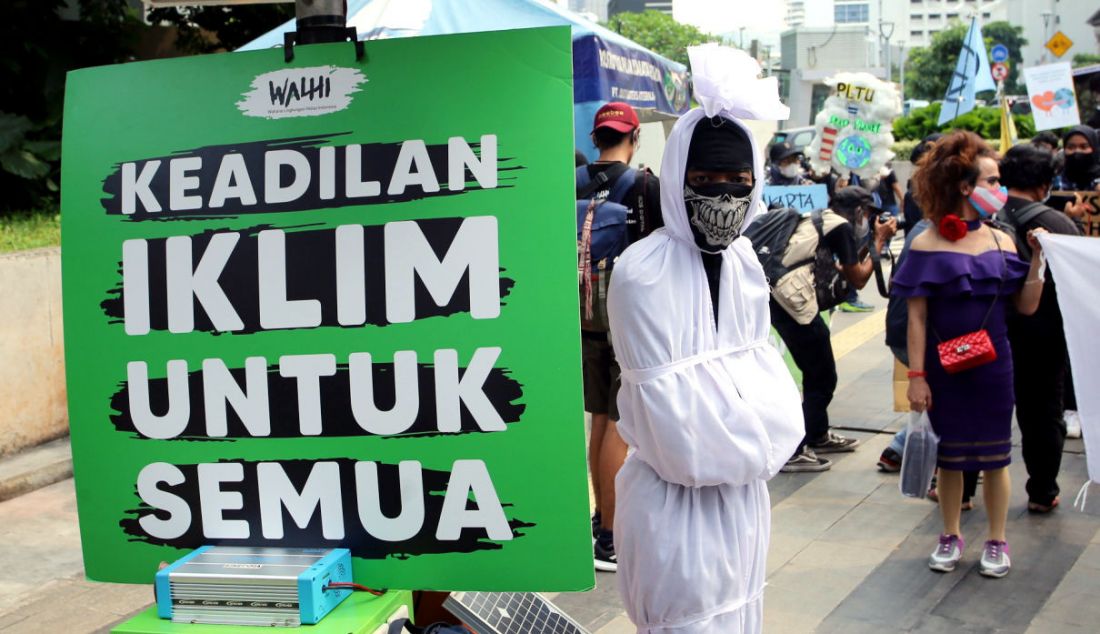 Aksi Climate Change bertema Krisis Iklim Penyebab Kematian (Nothing On A Dead Planet) di kawasan Sudirman, Jakarta, Jumat (25/3). - JPNN.com