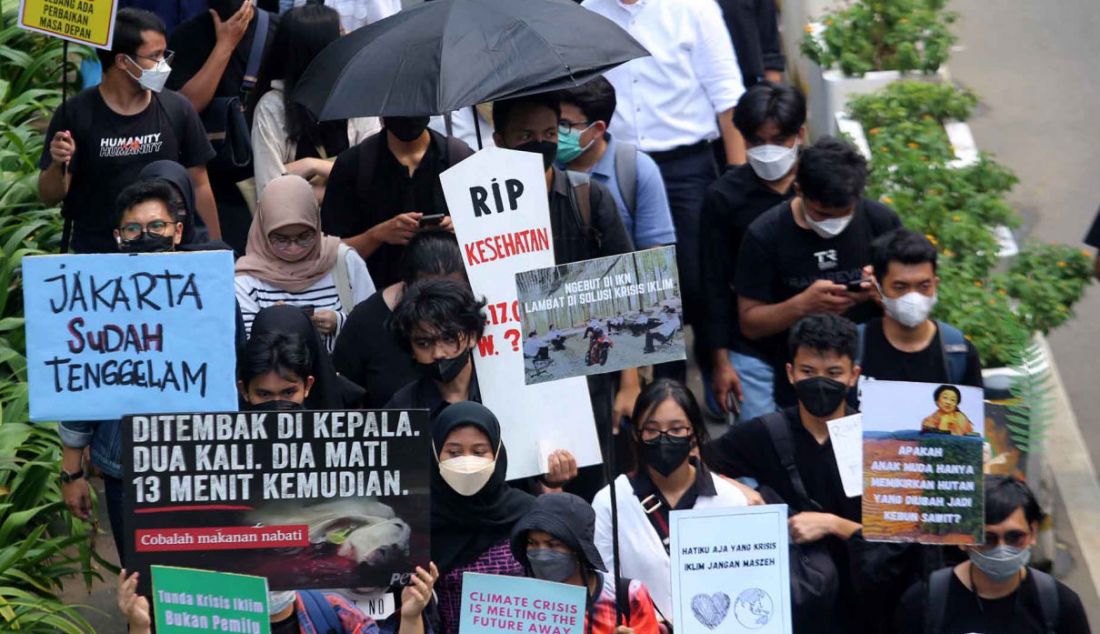 Aksi demo Climate Change di kawasan Sudirman, Jakarta, Jumat (25/3). Aksi tersebut bertema Krisis Iklim Penyebab Kematian (Nothing On A Dead Planet). - JPNN.com