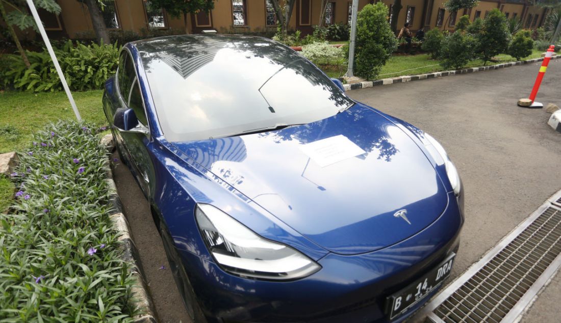 Barang bukti berupa mobil Tesla milik tersangka kasus penipuan aplikasi trading Binomo Indra Kesuma atau Indra Kenz saat ditampilkan pada konferensi pers di Bareskrim, Mabes Polri Jakarta, Jumat (25/3). - JPNN.com