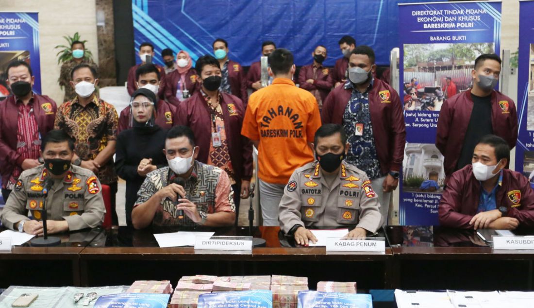 Dittipideksus Bareskrim Polri menggelar konferensi pers kasus penipuan aplikasi trading Binomo dengan tersangka Indra Kesuma atau Indra Kenz di Bareskrim, Mabes Polri Jakarta, Jumat (25/3). - JPNN.com