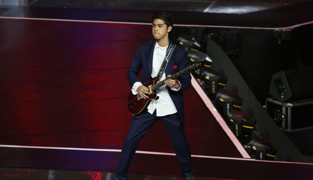 Ahmad Al Ghazali saat tampil pada konser 29 Tahun ANTV Indonesia Bangkit, Jakarta, Sabtu (26/3). - JPNN.com