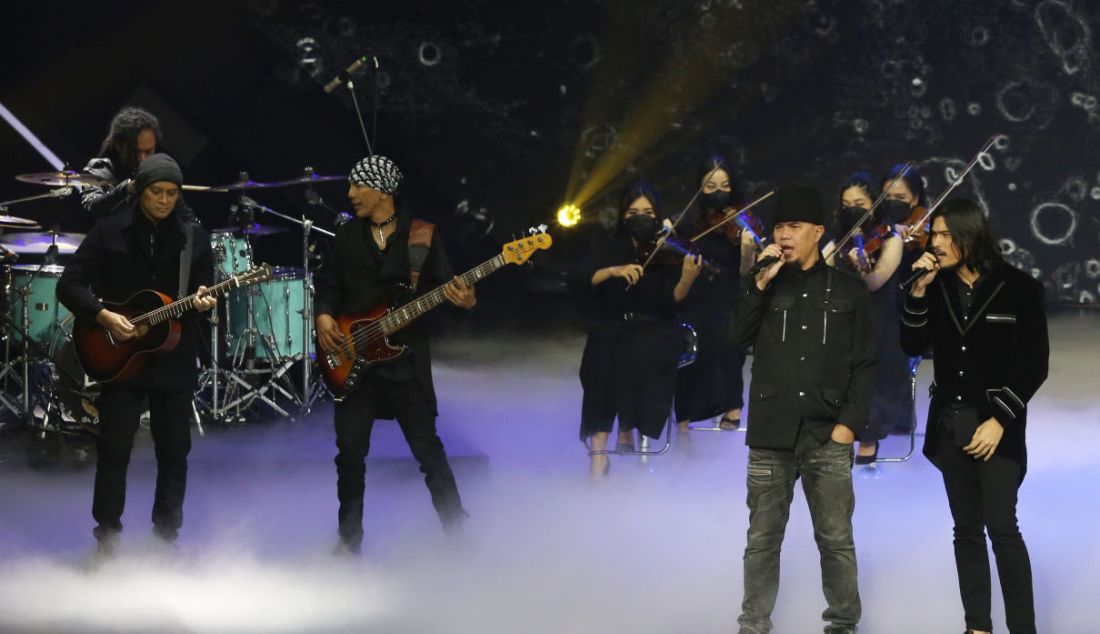 Group Band Dewa saat tampil pada konser 29 Tahun ANTV Indonesia Bangkit, Jakarta, Sabtu (26/3). - JPNN.com