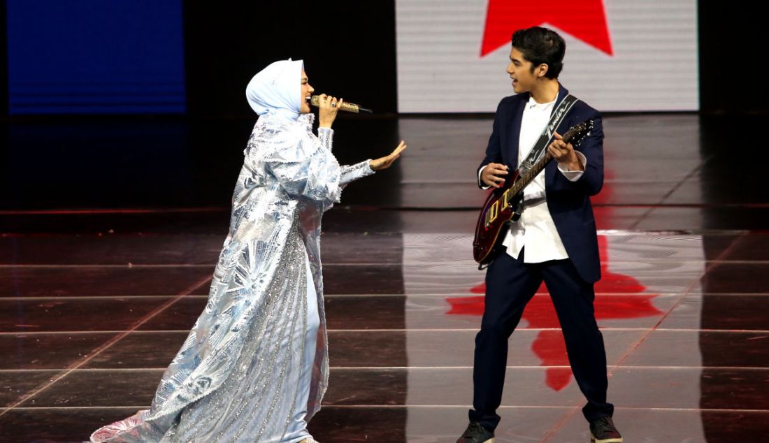 Mulan Jameela bersama Ahmad Al Ghazali saat tampil pada konser 29 Tahun ANTV Indonesia Bangkit, Jakarta, Sabtu (26/3). - JPNN.com