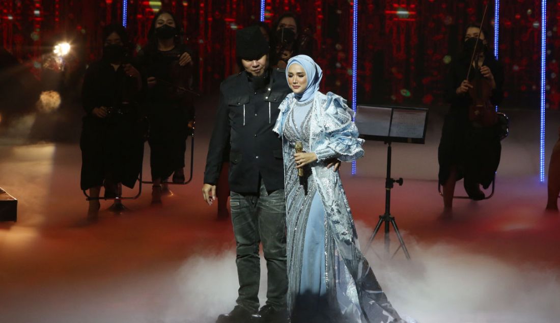 Mulan Jameela bersama Ahmad Dhani saat tampil pada konser 29 Tahun ANTV Indonesia Bangkit, Jakarta, Sabtu (26/3). - JPNN.com