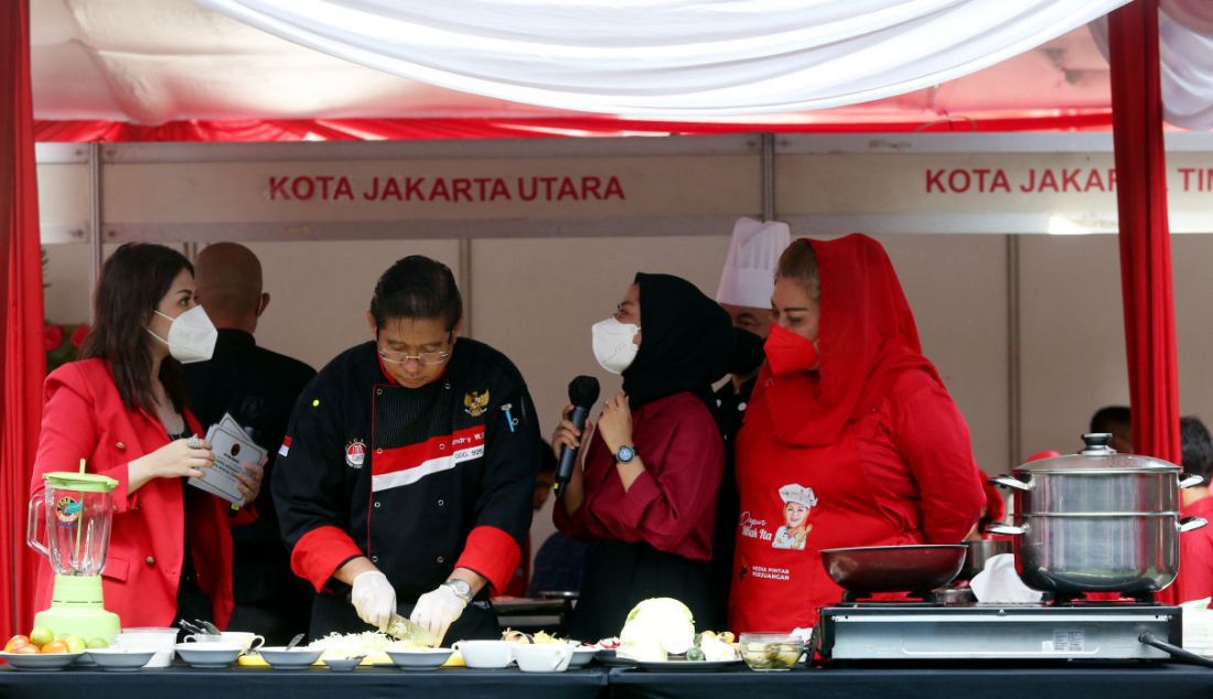 Chef Hendry saat membuat masakan asinan Betawi tanpa minyak goreng pada acara Demo Memasak Tanpa Minyak Goreng di Sekolah Partai PDIP, Jakarta, Senin (28/3). - JPNN.com