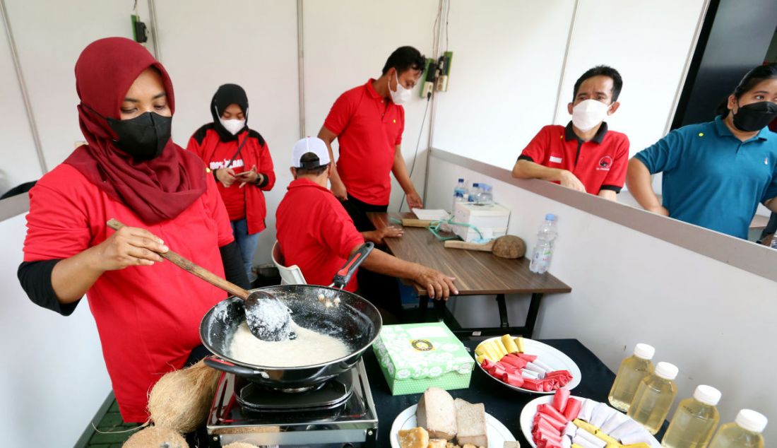 Peserta saat membuat minyak kelapa olahan pada acara Demo Memasak Tanpa Minyak Goreng di Sekolah Partai PDIP, Jakarta, Senin (28/3). - JPNN.com