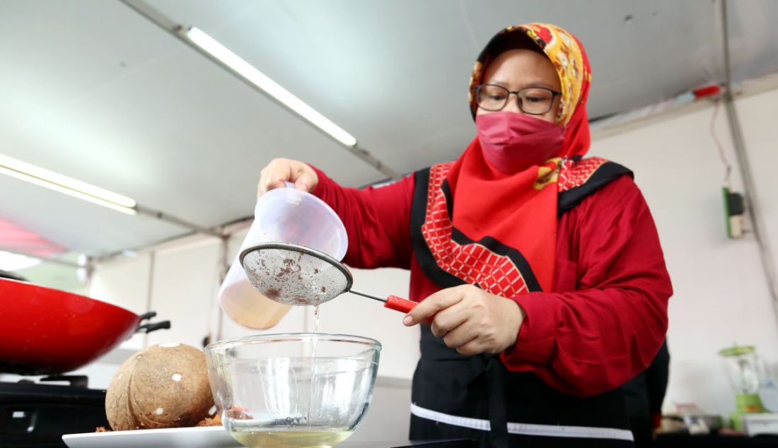 Peserta saat menyaring minyak kelapa olahan pada acara Demo Memasak Tanpa Minyak Goreng di Sekolah Partai PDIP, Jakarta, Senin (28/3). - JPNN.com