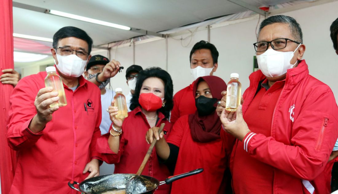 Sekjen PDIP Hasto Kristiyanto bersama Ketua DPP PDI Perjuangan Bidang Pariwisata Wiryanti Sukamdani dan Anggota DPR Fraksi PDIP Djarot Saiful Hidayat saat menunjukkan minyak kelapa olahan pada acara Demo Memasak Tanpa Minyak Goreng di Sekolah Partai PDIP, Jakarta, Senin (28/3). - JPNN.com