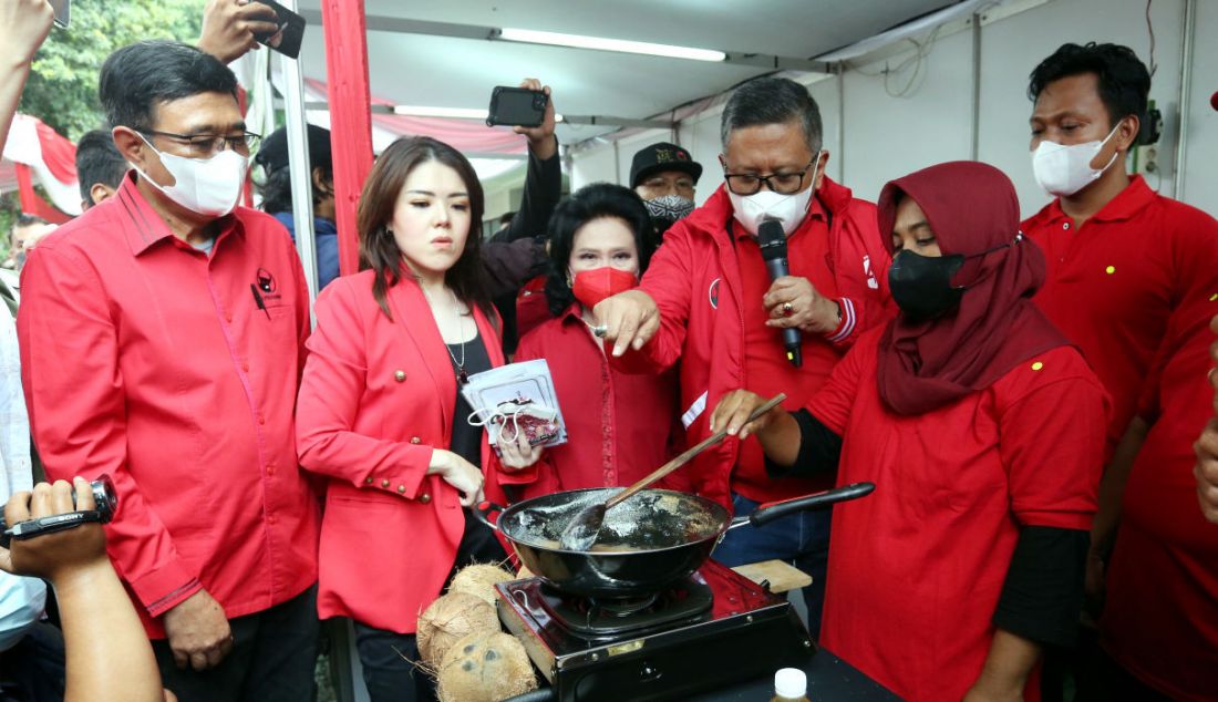 Sekjen PDIP Hasto Kristiyanto bersama Ketua DPP PDI Perjuangan Bidang Pariwisata Wiryanti Sukamdani dan Anggota DPR Fraksi PDIP Djarot Saiful Hidayat saat mengunjungi stan peserta pada acara Demo Memasak Tanpa Minyak Goreng di Sekolah Partai PDIP, Jakarta, Senin (28/3). - JPNN.com