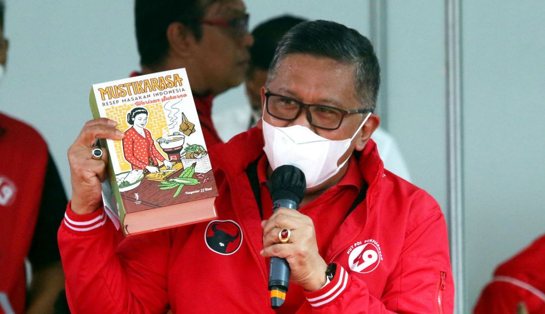 Sekjen PDIP Hasto Kristiyanto menunjukkan buku resep makanan Indonesia Mustikarasa pada acara Demo Memasak Tanpa Minyak Goreng di Sekolah Partai PDIP, Jakarta, Senin (28/3). - JPNN.com