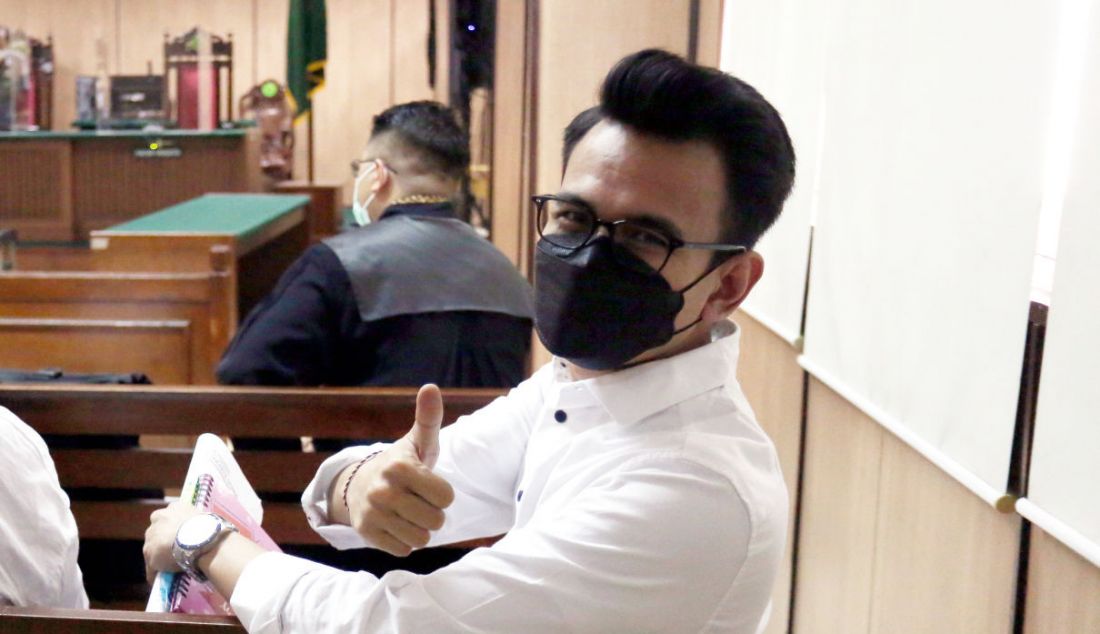 Terdakwa kasus informasi transaksi elektronik (ITE) Adam Deni Gearaka menjalani sidang putusan sela di PN Jakarta Utara, Jakarta, Selasa (29/3). Majelis hakim menolak eksepsi mereka. - JPNN.com