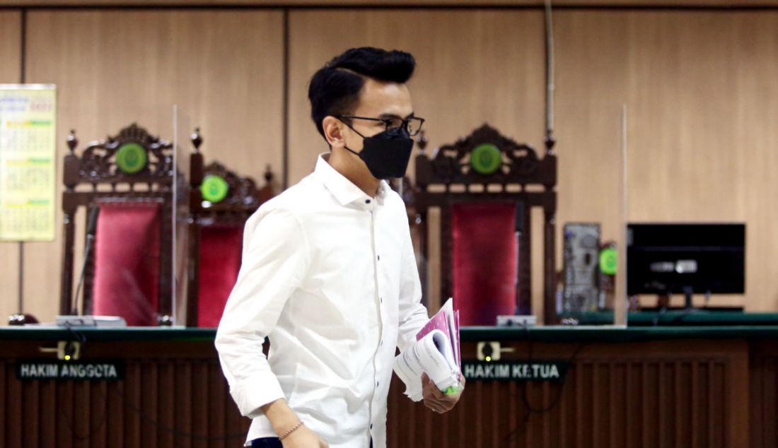 Terdakwa kasus informasi transaksi elektronik (ITE) Adam Deni Gearaka menjalani sidang putusan sela di PN Jakarta Utara, Jakarta, Selasa (29/3). Majelis hakim menolak eksepsi mereka. - JPNN.com