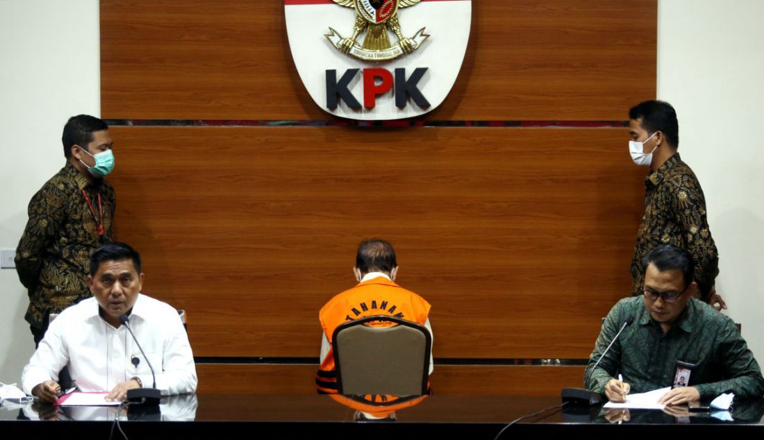 Deputi Penindakan KPK Karyoto (kiri) dan Plt Juru Bicara KPK Ali Fikri memberikan keterangan pers penahanan mantan Gubernur Riau Annas Maamun di Gedung KPK, Jakarta, Rabu (30/3). Annas diduga terkait tindak pidana korupsi pemberian hadiah atau janji terkait dengan pengesahan RAPBD TA 2014 dan RAPBD TA 2015 Provinsi Riau. - JPNN.com