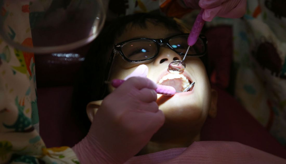 Dokter melakukan perawatan gigi anak di OMDC Playground di Jakarta Selatan, Rabu (30/3). - JPNN.com