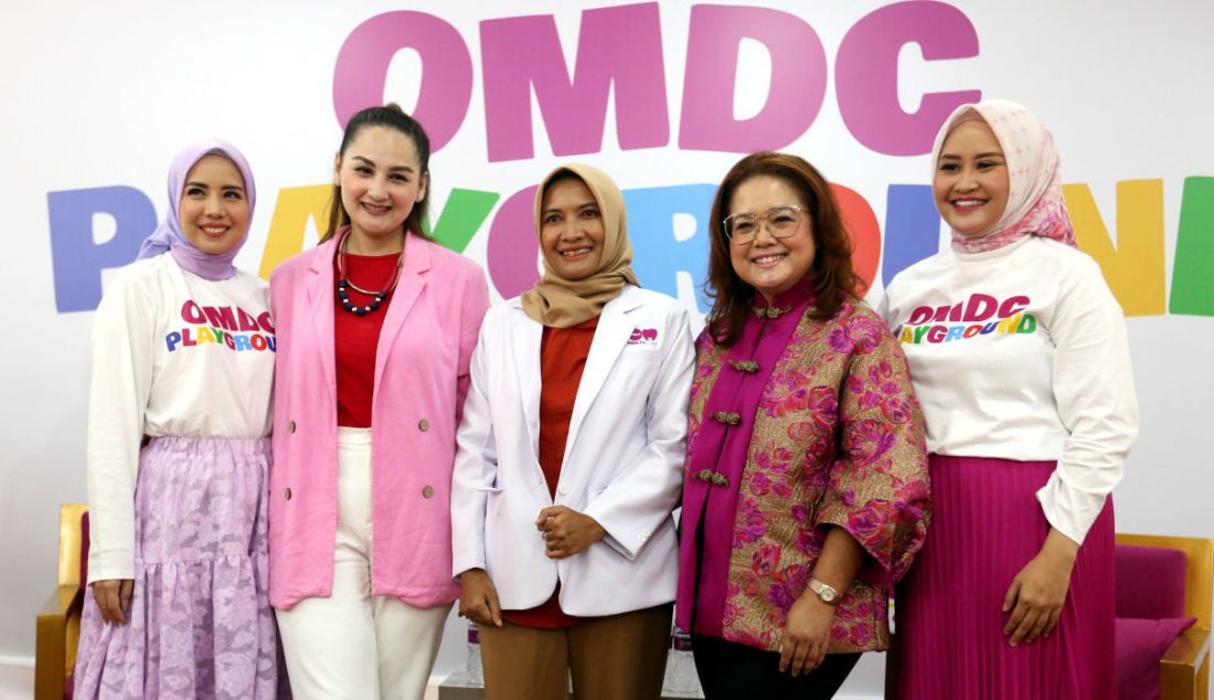 Kiri : Tya Ariestya, Mona Ratuliu, Dokter Spesialis Anak OMDC Healthcare Agnes Tri Harjaningrum, Clincal Child, Adolescent dan Family Psychologist Roslina Verauli dan drg. Oktri Manessa usai Talkshow Parenting yang mengusung tema 