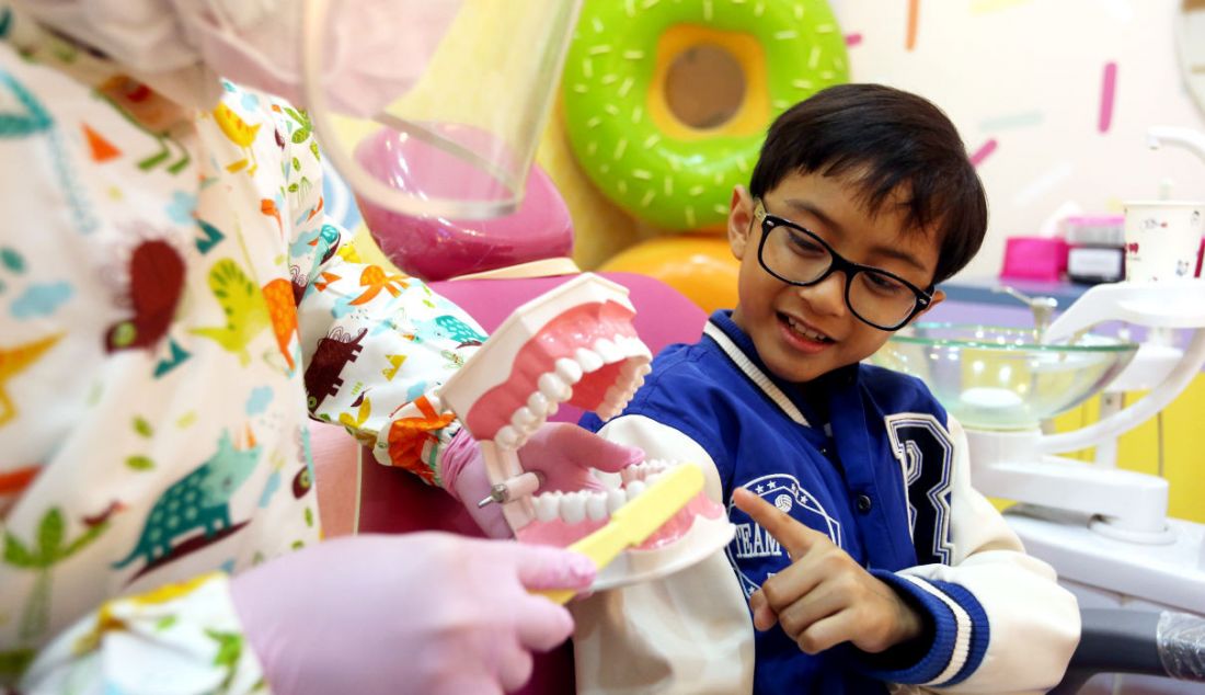 Seorang anak melihat cara menggosok gigi yang benar di OMDC Playground di Jakarta Selatan, Rabu (30/3). - JPNN.com