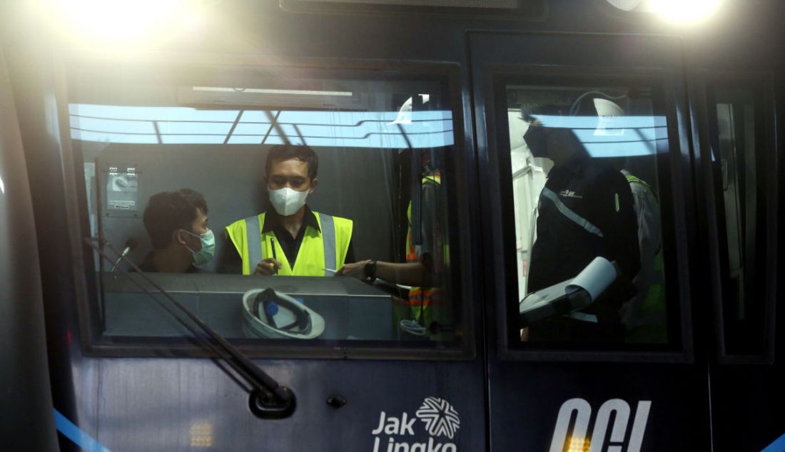 Sejumlah teknisi saat melakukan perawatan MRT di Overhaul Ratangga Depo MRT Jakarta Lebak Bulus, Kamis (31/3). - JPNN.com