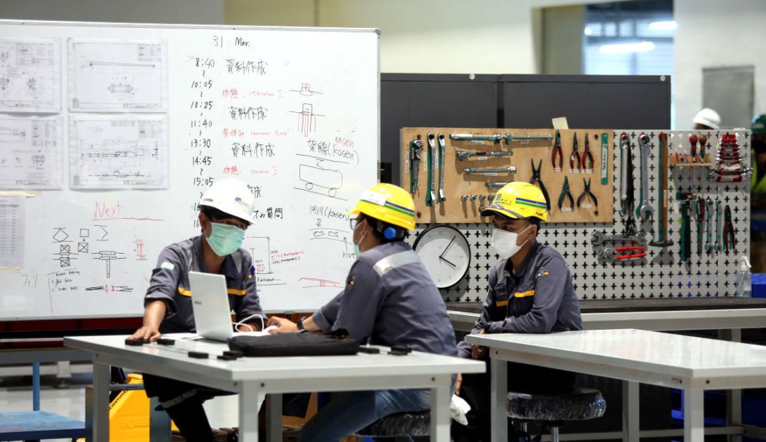 Sejumlah teknisi saat rapat ringkas di Overhaul Ratangga Depo MRT Jakarta Lebak Bulus, Kamis (31/3). - JPNN.com