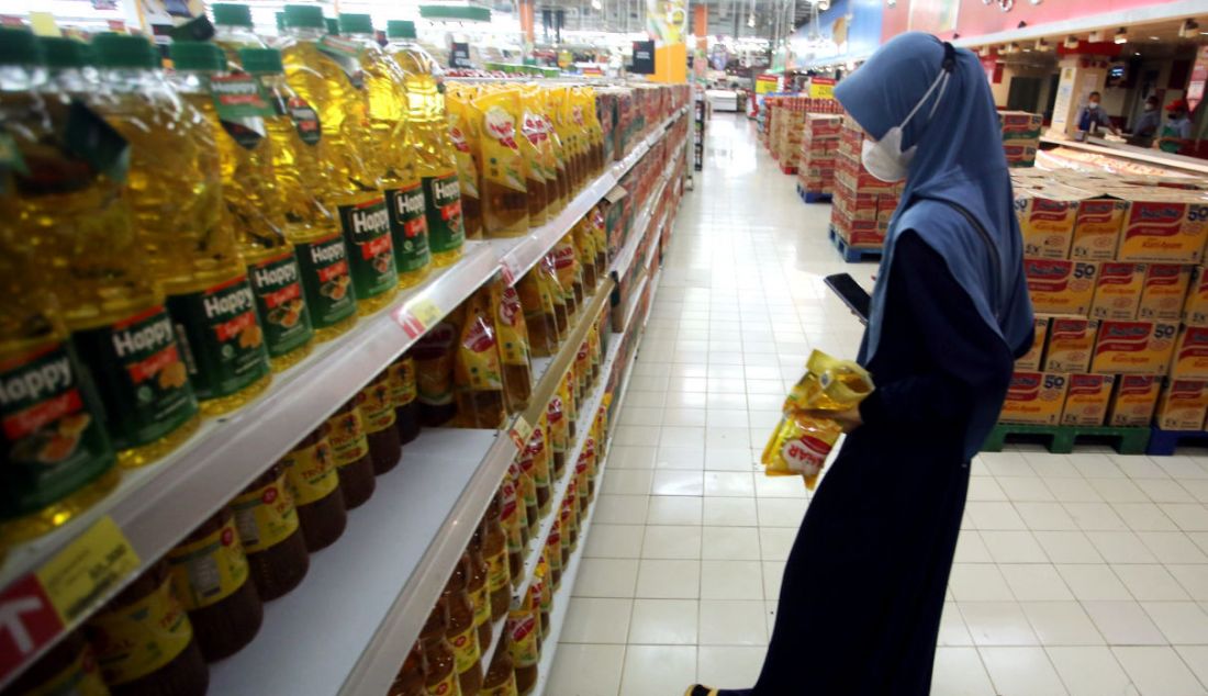 Warga berbelanja di sebuah supermarket di Jakarta, Kamis (31/3). Badan Pangan Nasional menjamin ketersediaan barang pokok atau bahan pangan aman menjelang Ramadan. Berdasarkan catatan hingga Mei 2022 beras surplus 8,7 juta ton. Kemudian jagung surplus 3,2 juta ton dan juga kedelai. Daging ayam ras surplus 357.700 ton, kemudian telur ayam ras surplus 98.500 ton, dan gula surplus 544.000 ton. Begitu pun dengan minyak goreng juga kondisinya surplus sekitar 663.493 ton. - JPNN.com