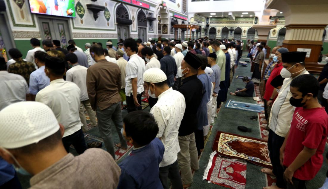 Jemaah melaksanakan tarawih pertama di Masjid Al Azhar, Jakarta, Jumat (1/4). - JPNN.com