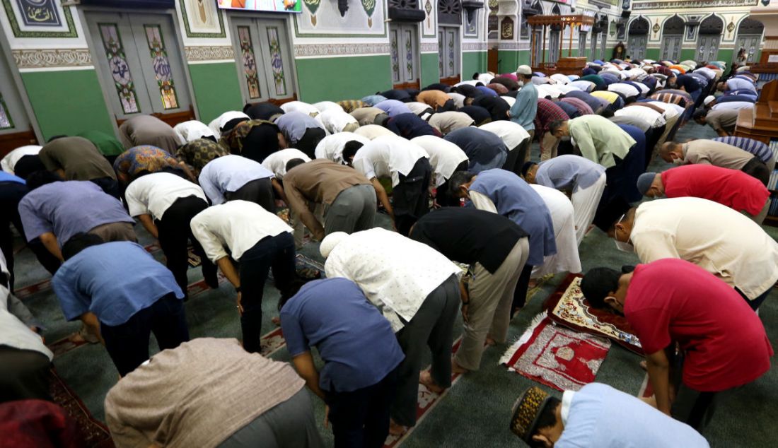 Jemaah melaksanakan tarawih pertama di Masjid Al Azhar, Jakarta, Jumat (1/4). Muhammadiyah memulai puasa Ramadan pada Sabtu (2/4). - JPNN.com