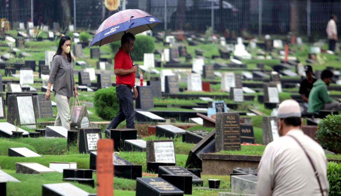 Ziarah kubur menjelang Ramadan di Taman Pemakaman Umum Tanah Kusir, Jakarta, Jumat (1/4). - JPNN.com