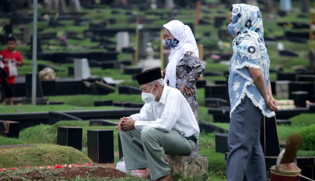 Warga saat berada di Taman Pemakaman Umum Tanah Kusir, Jakarta, Jumat (1/4). Mereka melakukan ziarah kubur menjelang bulan Ramadan. - JPNN.com