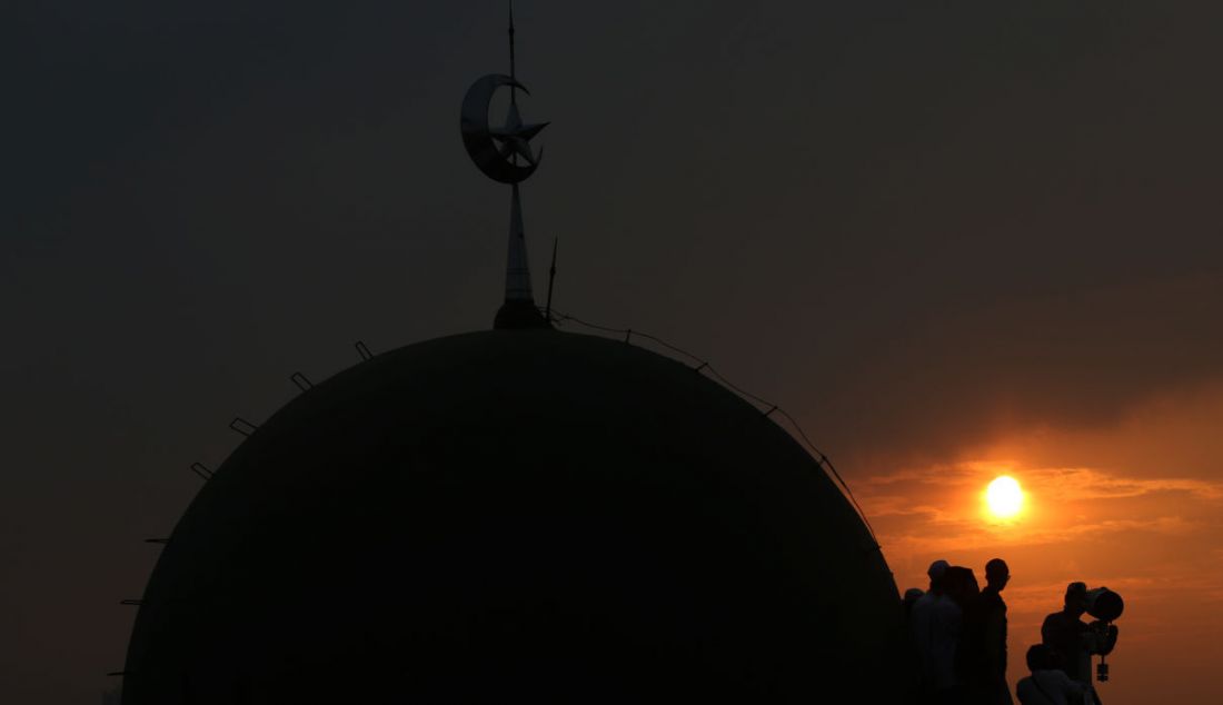 Petugas falakiyah melakukan ru'yatul hilal (melihat hilal) untuk menentukan awal Ramadan 1443 Hijriah menggunakan teropong di Masjid Al-Musyari'in, Basmol, Kembangan, Jakarta, Jumat (1/4). Pemerintah menetapkan 1 Syawal 1443 H pada Minggu, 3 April 2022. - JPNN.com