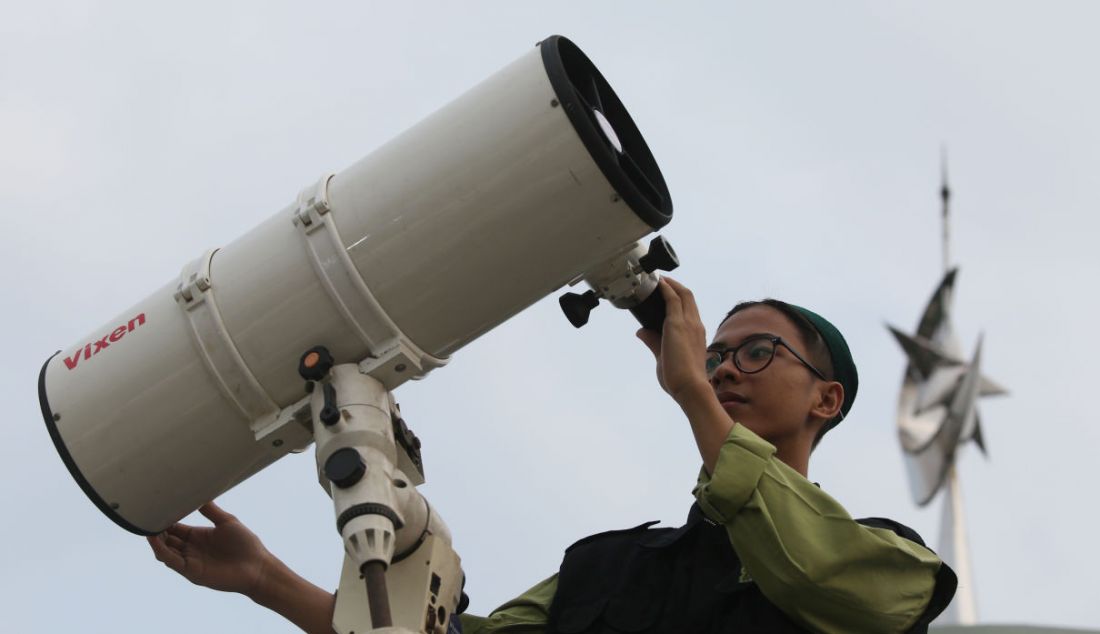 Petugas falakiyah melakukan ru'yatul hilal (melihat hilal) untuk menentukan awal Ramadan 1443 Hijriah menggunakan teropong di Masjid Al-Musyari'in, Basmol, Kembangan, Jakarta, Jumat (1/4). Pemerintah menetapkan 1 Syawal 1443 H pada Minggu, 3 April 2022. - JPNN.com