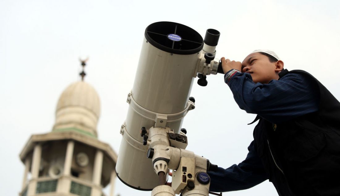 Petugas falakiyah melakukan ru'yatul hilal (melihat hilal) untuk menentukan awal Ramadan 1443 Hijriah menggunakan teropong di Masjid Al-Musyari'in, Basmol, Kembangan, Jakarta, Jumat (1/4). Pemerintah menetapkan 1 Syawal 1443 H pada Minggu, 3 April 2022. - JPNN.com