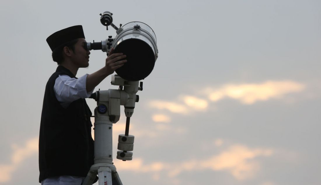 Petugas falakiyah melakukan ru'yatul hilal (melihat hilal) untuk menentukan awal bulan ramadan 1443 Hijriah menggunakan teropong di Masjid Al-Musyari'in, Basmol, Kembangan, Jakarta, Jumat (1/4). Pemerintah menetapkan 1 Syawal 1443 H pada Minggu, 3 April 2022. - JPNN.com